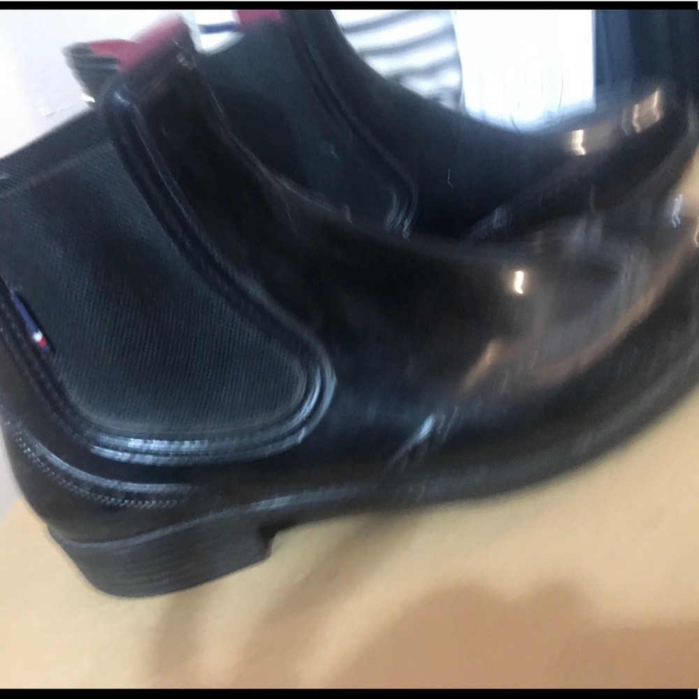 Tommy Hilfiger short, black rain boots